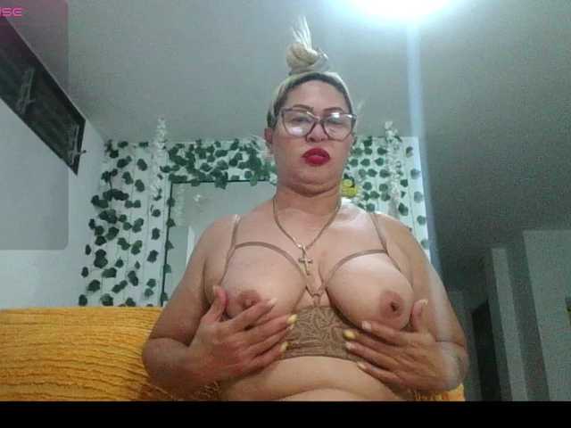 Hotmommyxxx live cam on BongaCams