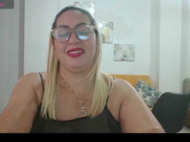Hotmommyxxx live cam on BongaCams