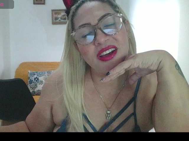 Hotmommyxxx live webcam show