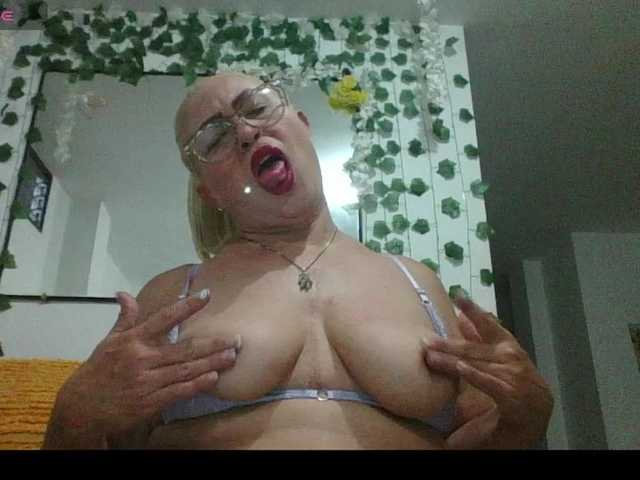 Hotmommyxxx live cam on BongaCams