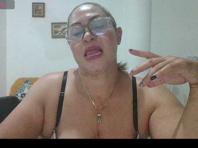 Hotmommyxxx live webcam show