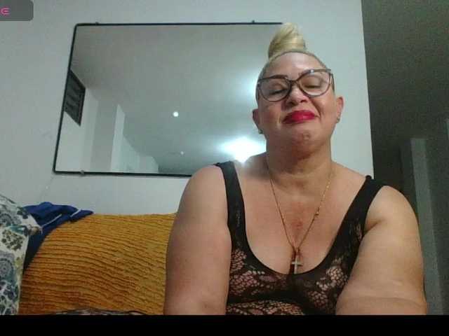 Hotmommyxxx's BongaCams show and profile
