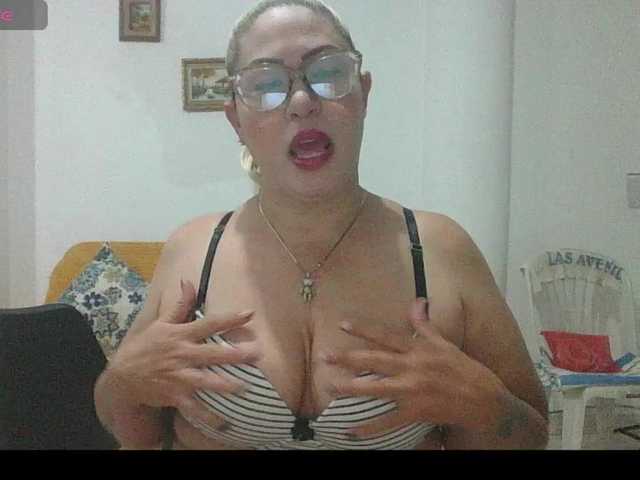 Hotmommyxxx live cam on BongaCams