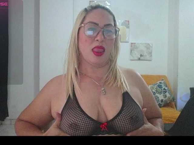 Hotmommyxxx live cam on BongaCams