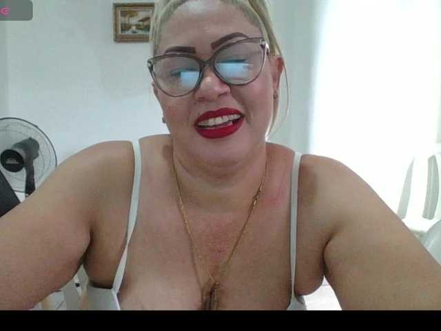 Hotmommyxxx's BongaCams show and profile