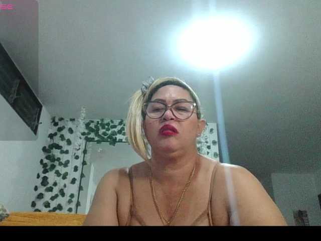 Hotmommyxxx live cam on BongaCams