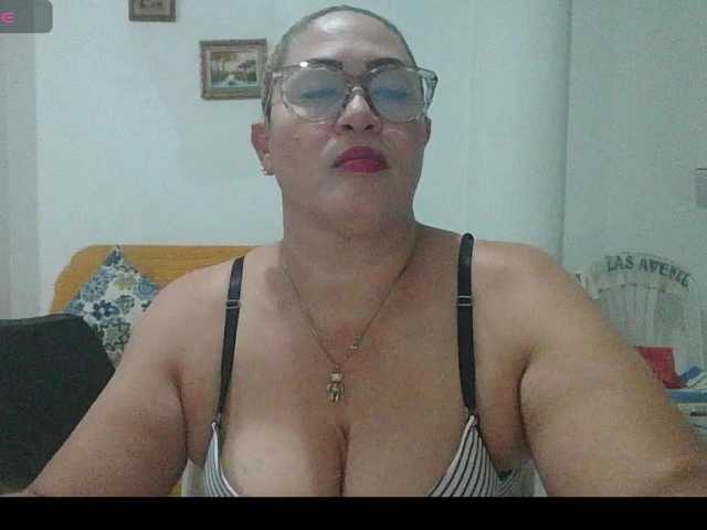 Hotmommyxxx live webcam show