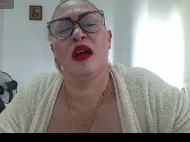 Hotmommyxxx's BongaCams show and profile