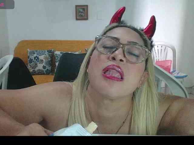 Hotmommyxxx webcam