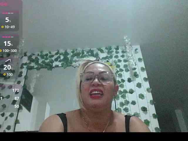 Hotmommyxxx webcam