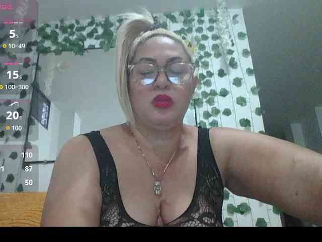 Hotmommyxxx webcam