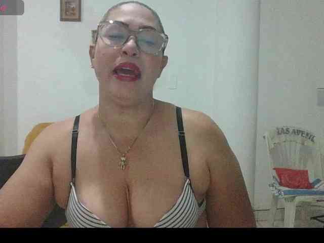 Hotmommyxxx webcam