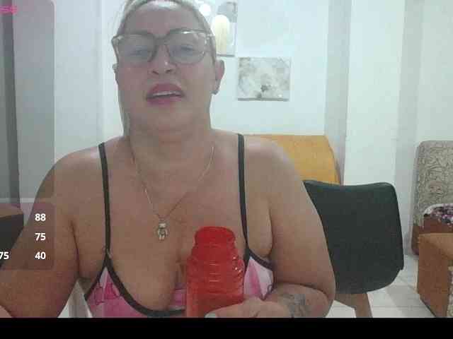 Hotmommyxxx webcam