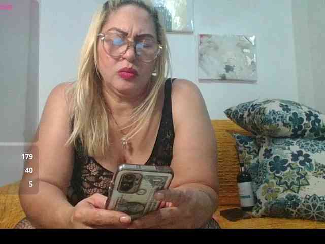 Hotmommyxxx webcam