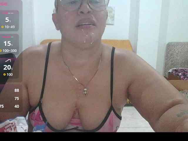 Hotmommyxxx webcam