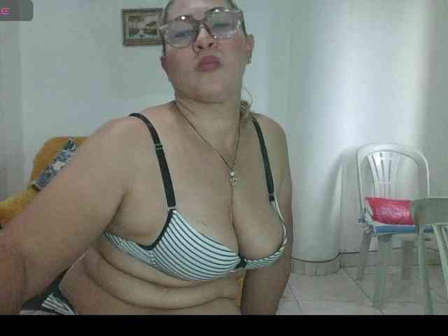 Hotmommyxxx webcam
