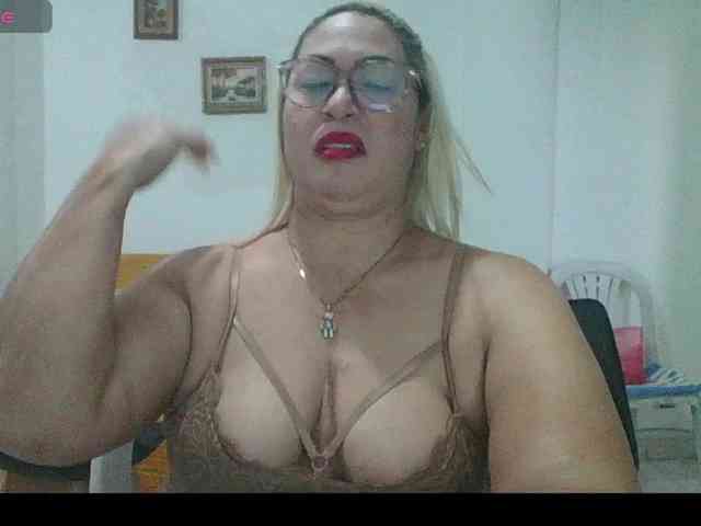 Hotmommyxxx webcam