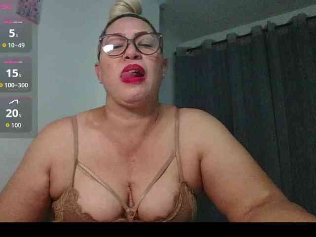 Hotmommyxxx webcam