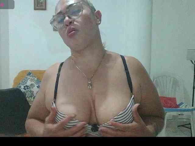 Hotmommyxxx webcam