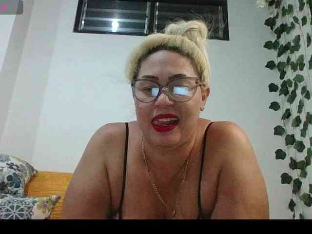 Hotmommyxxx webcam