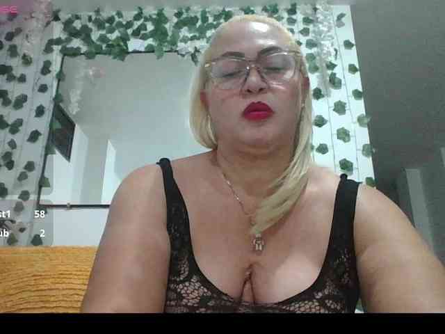Hotmommyxxx webcam