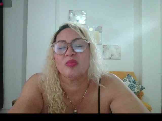 Hotmommyxxx webcam