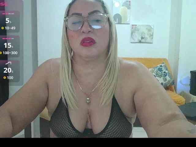 Hotmommyxxx webcam