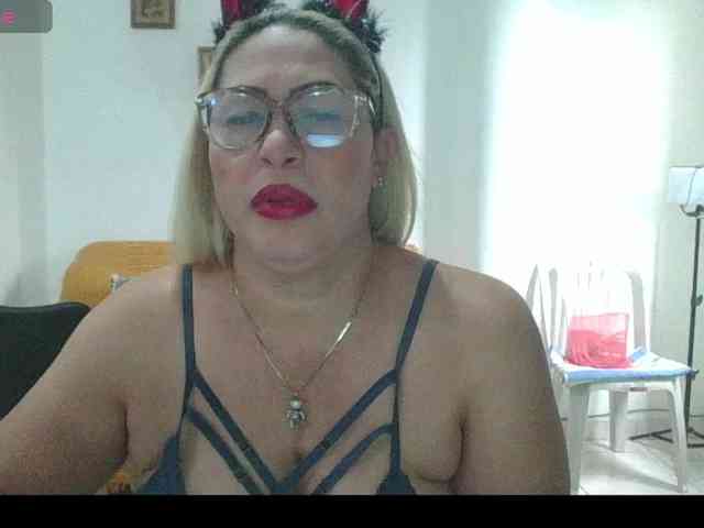 Hotmommyxxx webcam