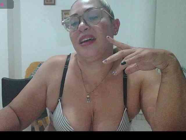 Hotmommyxxx webcam