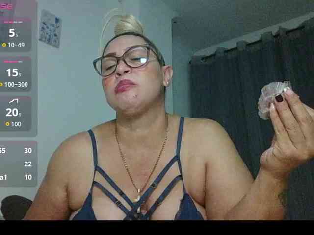 Hotmommyxxx webcam