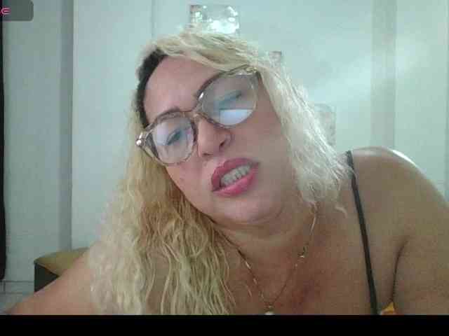 Hotmommyxxx webcam