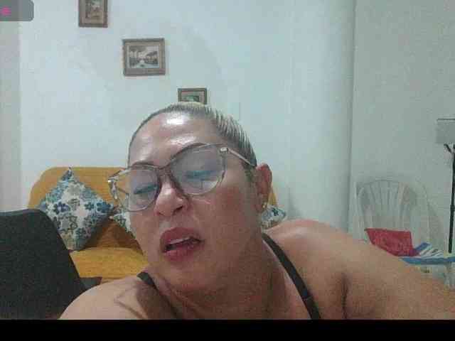 Hotmommyxxx webcam