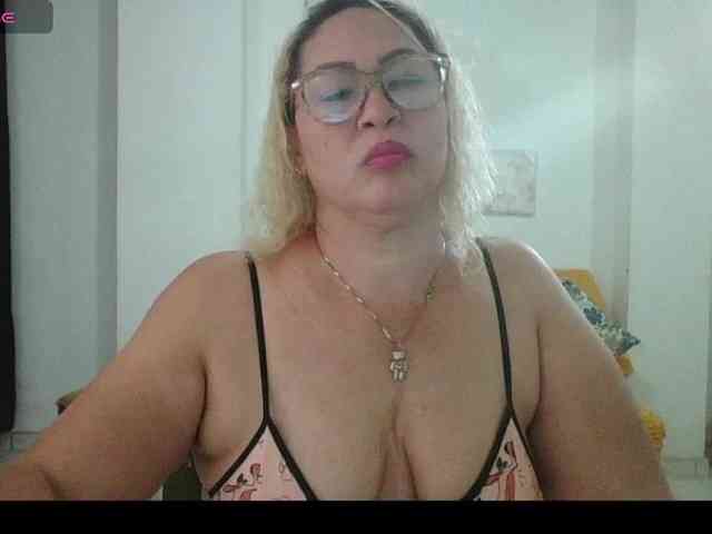 Hotmommyxxx webcam