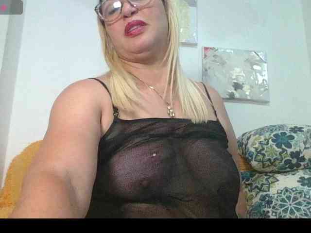 Hotmommyxxx webcam