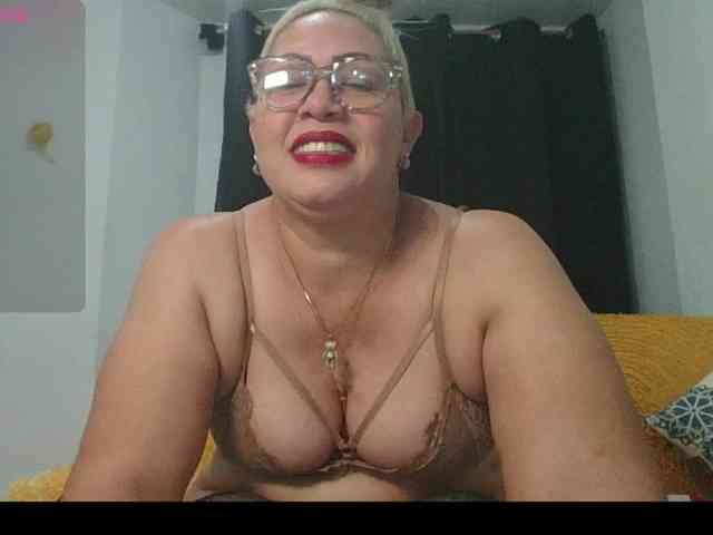Hotmommyxxx webcam