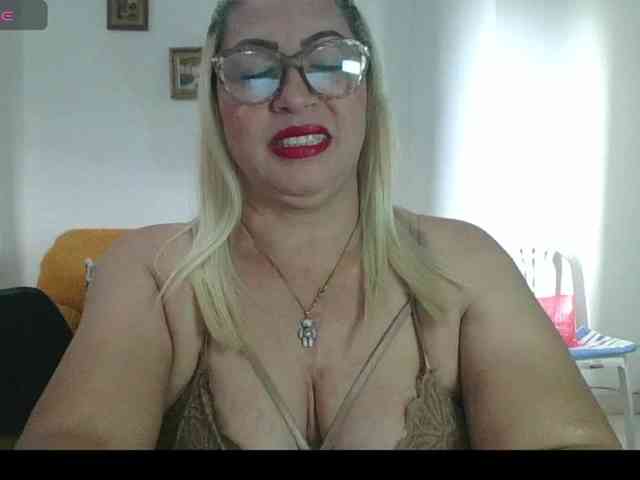 Hotmommyxxx webcam