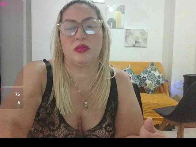 Hotmommyxxx webcam