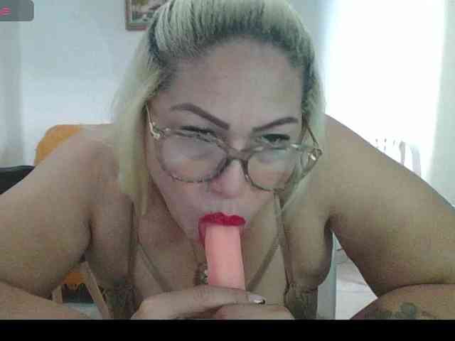Hotmommyxxx webcam