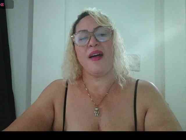 Hotmommyxxx webcam