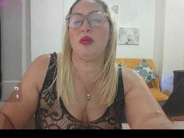 Hotmommyxxx webcam