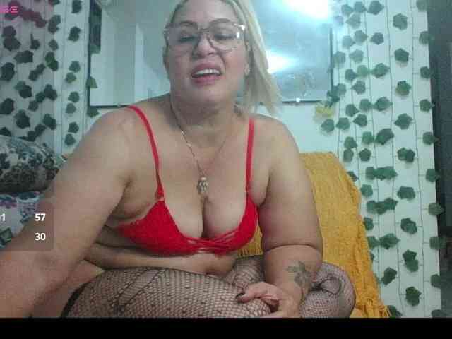 Hotmommyxxx webcam