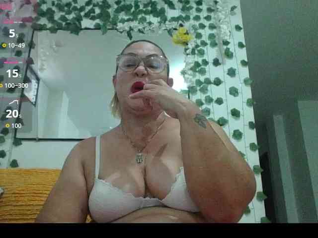 Hotmommyxxx webcam