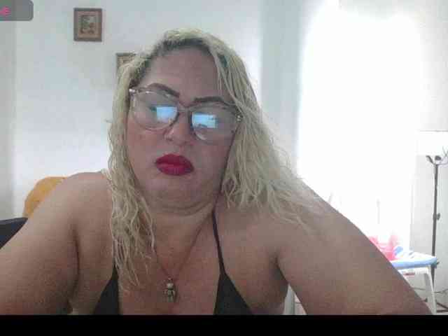 Hotmommyxxx webcam