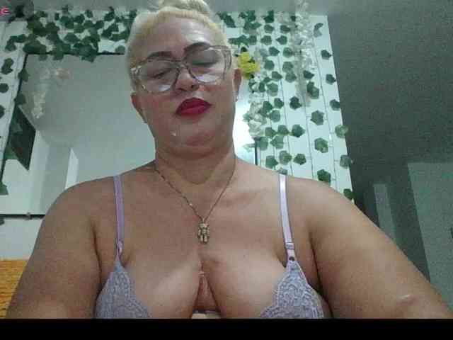 Hotmommyxxx webcam