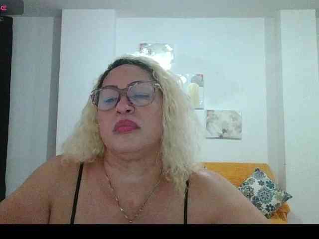 Hotmommyxxx webcam