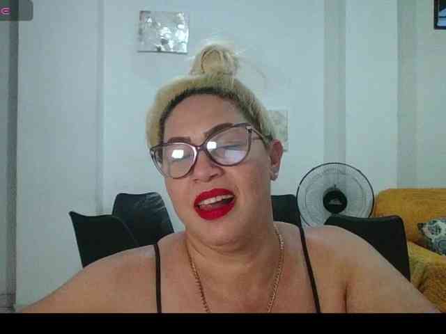 Hotmommyxxx webcam