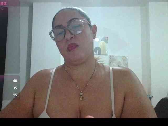 Hotmommyxxx webcam