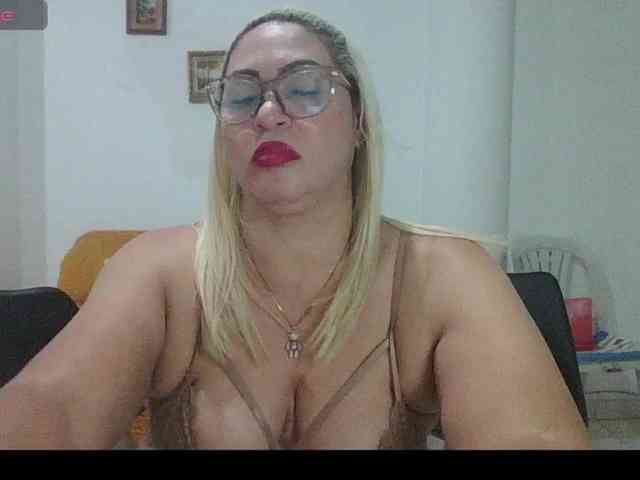 Hotmommyxxx webcam