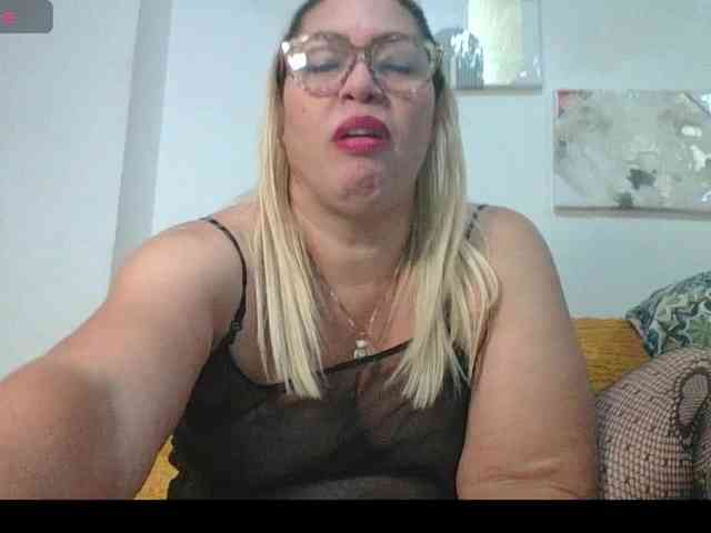 Hotmommyxxx webcam