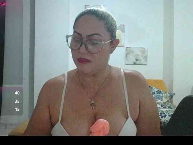 Hotmommyxxx webcam